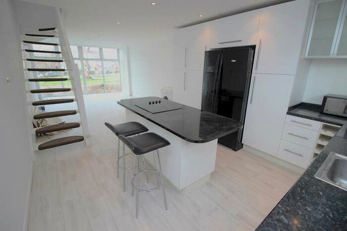 2 Bedroom Maisonette Flat To Rent In Heston Road, Hounslow, TW5