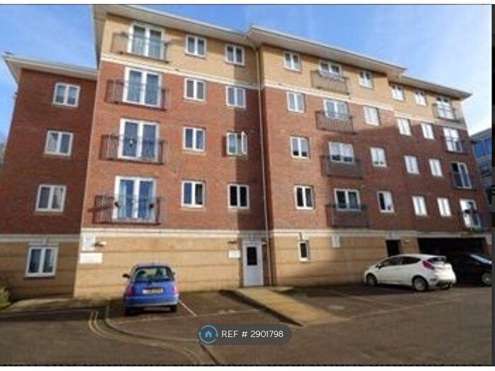 2 Bedroom Flat To Rent In Cardinal House, Farnborough, GU14