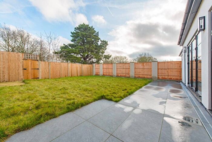 5 Bedroom Bungalow For Sale In Kinlock Drive, Kingsbury, London, NW9