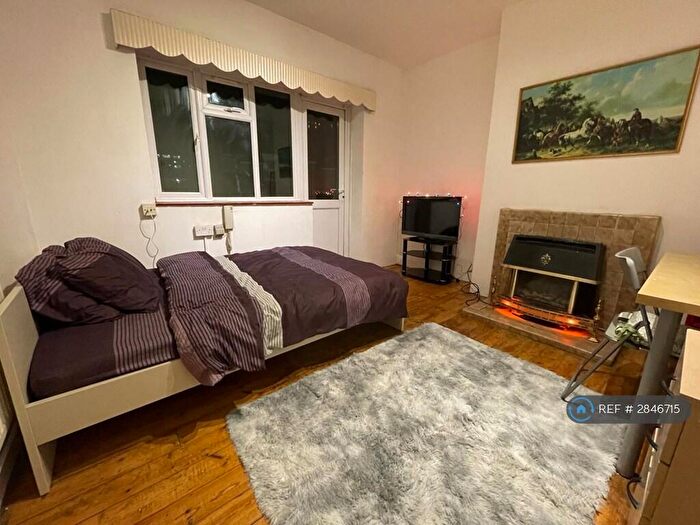 3 Bedroom Flat To Rent In Finn House, London, N1