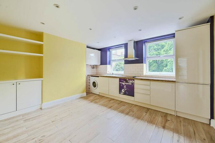 2 Bedroom Flat To Rent In Lewisham Way, Brockley, London, SE14