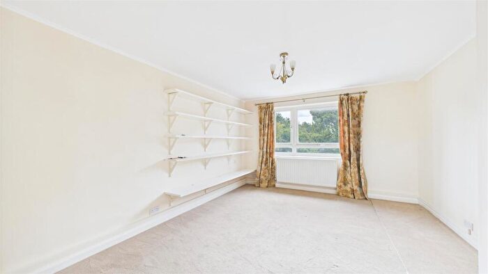 2 Bedroom Apartment For Sale In Links Side, Enfield, EN2