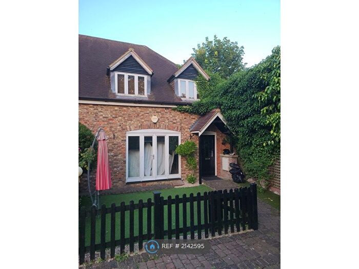 3 Bedroom End Of Terrace House To Rent In Barn Cottages, Wallington, SM6