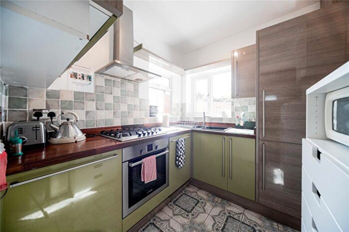 2 Bedroom Terraced House For Sale In Eleanor Road, London, N11