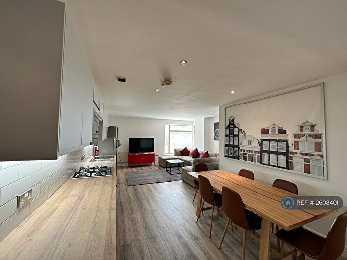 2 Bedroom Flat To Rent In Cromwell Court, Leeds, LS10