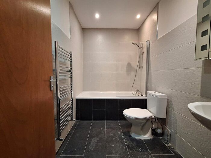 3 Bedroom Flat To Rent In Red Lion Square, Wandsworth High Street, London, SW18