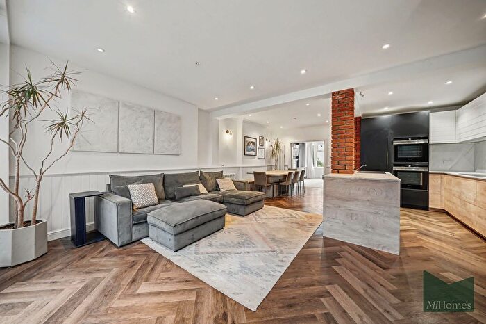 4 Bedroom Property To Rent In Walfield Avenue, London, N20