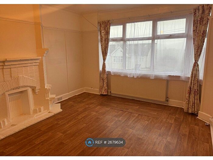 2 Bedroom Maisonette To Rent In Oak Tree Dell, London, NW9
