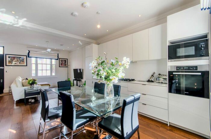 3 Bedroom Flat To Rent In Redfield Lane, Earls Court, London, SW5