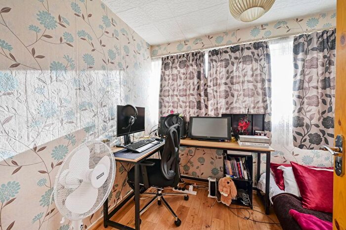 3 Bedroom Terraced House For Sale In Linstead Way, Southfields, London, SW18