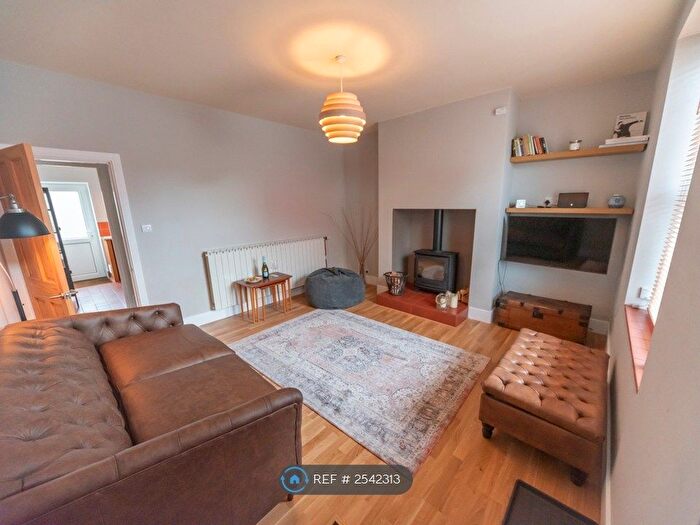 2 Bedroom Flat To Rent In New Mills, High Peak, SK22