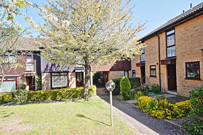 Flat To Rent In Knaphill, Woking, GU21