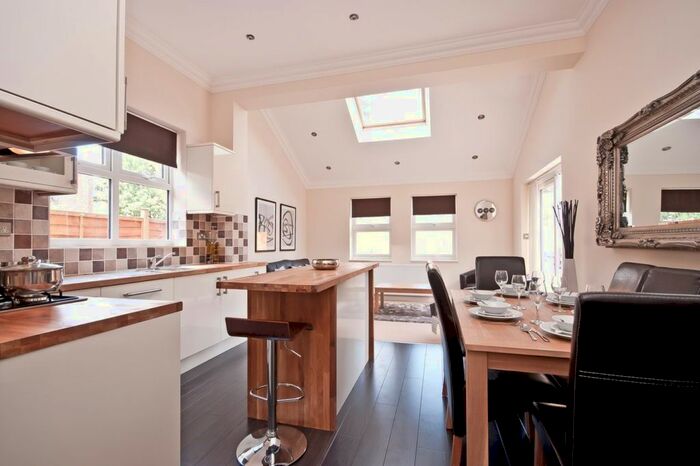 3 Bedroom Flat To Rent In Lytton Grove, London, SW15