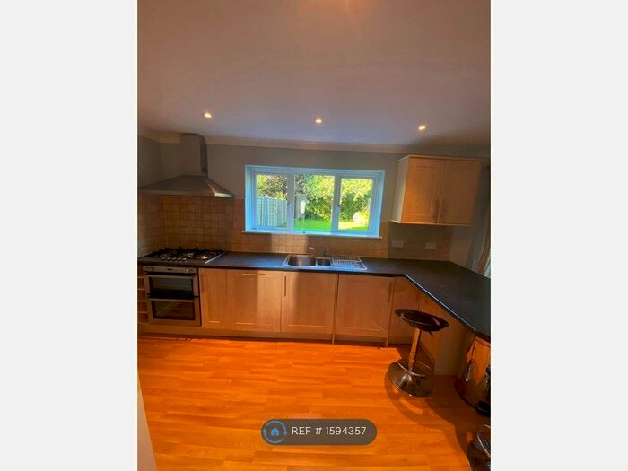 4 Bedroom Semi-Detached House To Rent In Hunts Close, Guildford, GU2