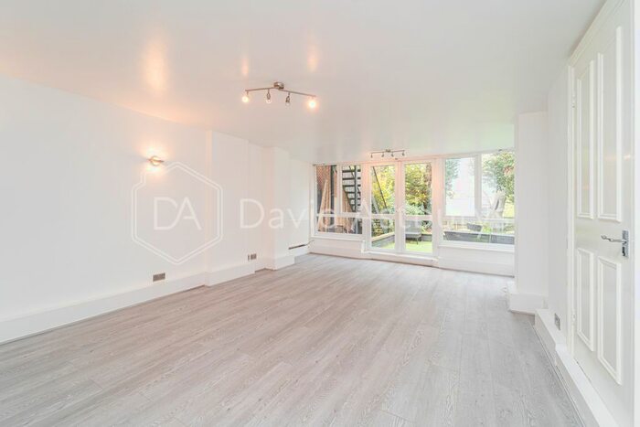 3 Bedroom Flat To Rent In Kings Avenue, London, N10