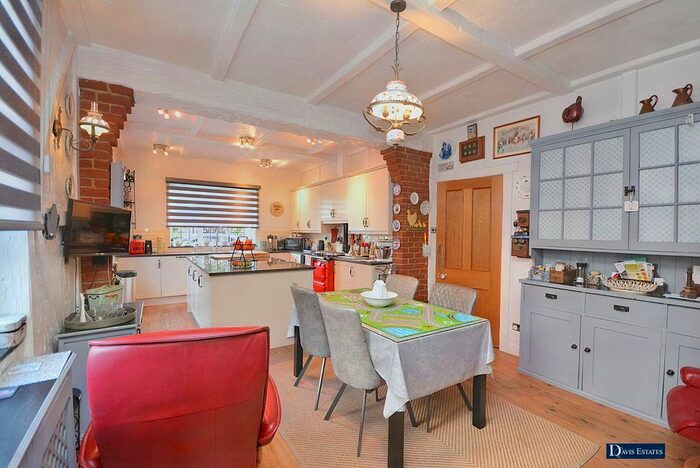 4 Bedroom Detached House For Sale In Oaklands Avenue, Romford, RM1