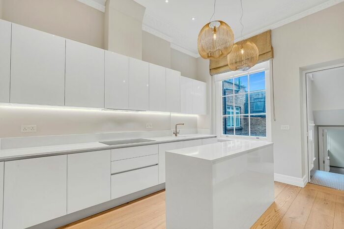 2 Bedroom Flat To Rent In Queen's Gate, South Kensington, London, SW7