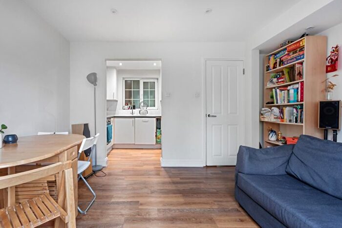 2 Bedroom Flat To Rent In Garden Row, London, SE1