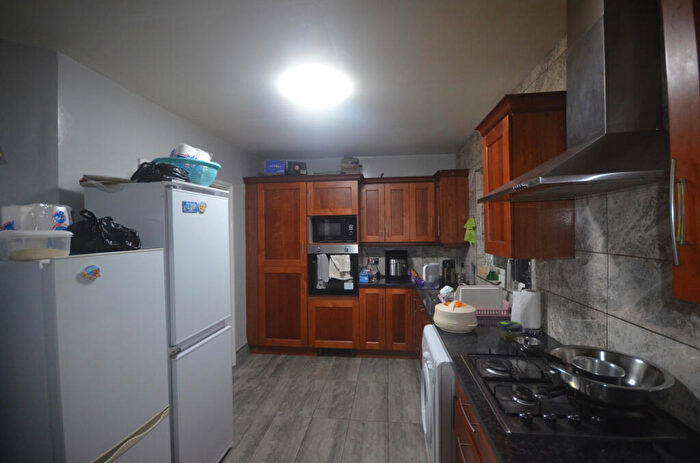 3 Bedroom Semi Detached House To Rent In Romford, RM6