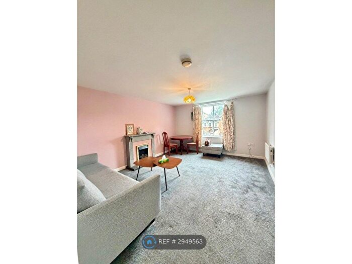 2 Bedroom Flat To Rent In Harvard Grove, Salford, M6