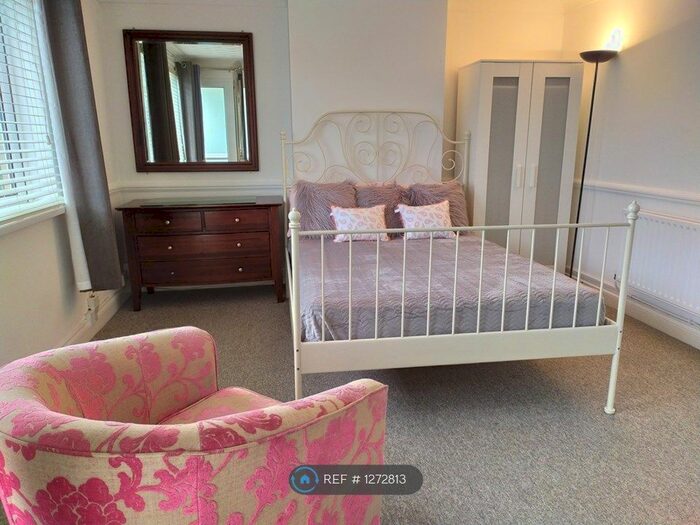 3 Bedroom Flat To Rent In Kempenfelt House, Portsmouth PO1