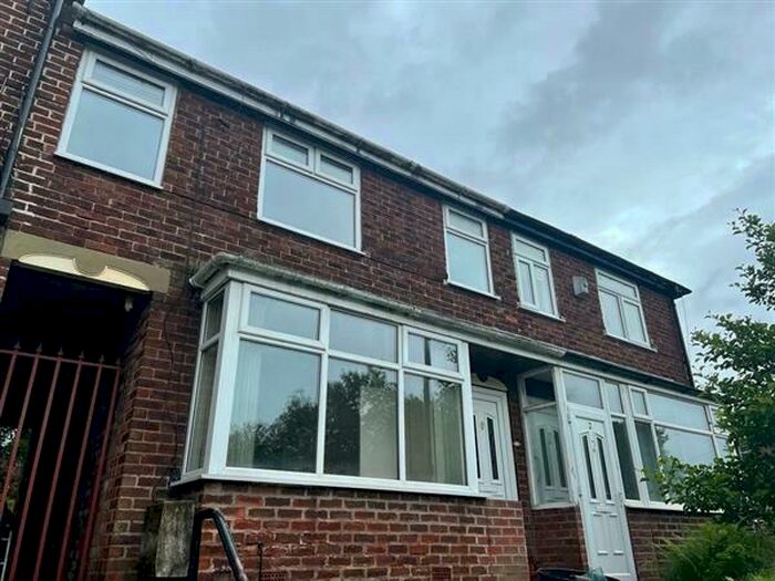 3 Bedroom Cluster House To Rent In Birwood Road, Manchester, M8