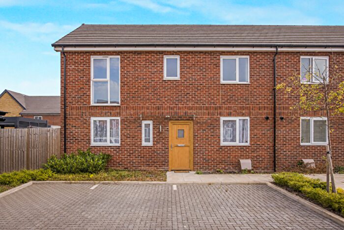 3 Bedroom Semi-Detached House For Sale In Broadstone Way, West Thurrock, RM20