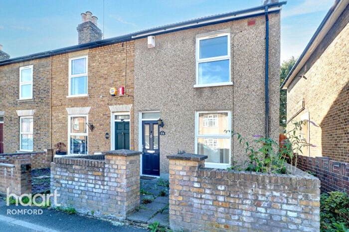 2 Bedroom End Of Terrace House For Sale In George Street, Romford, RM1