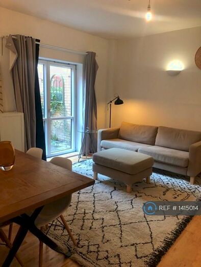 2 Bedroom Flat To Rent In William Fairburn Way, Manchester, M4