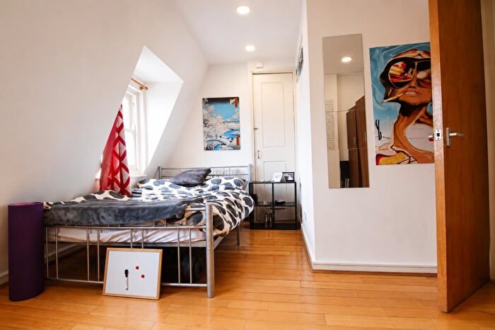 2 Bedroom House To Rent In ( Bed) Mile End Road, London, E1