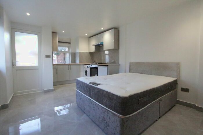 Studio To Rent In Cairnfield Avenue, Neasden, NW2