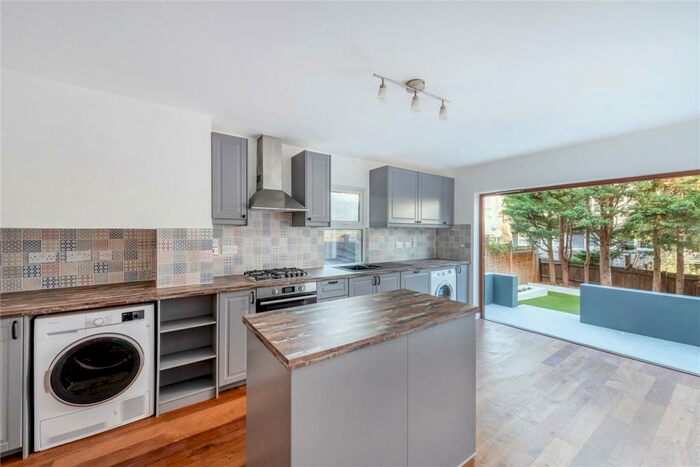 3 Bedroom Apartment To Rent In Hainthorpe Road, West Norwood, London, SE27