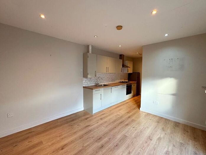 3 Bedroom Flat To Rent In Dalyell Road, London, SW9