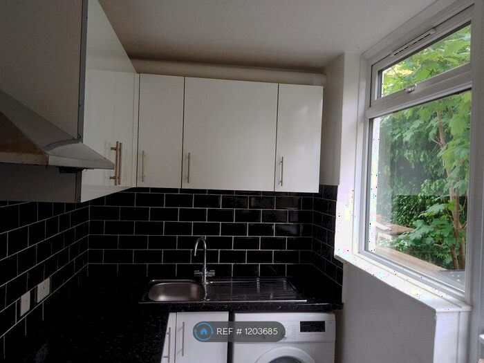 2 Bedroom Flat To Rent In Glenn Avenue, Purley, CR8
