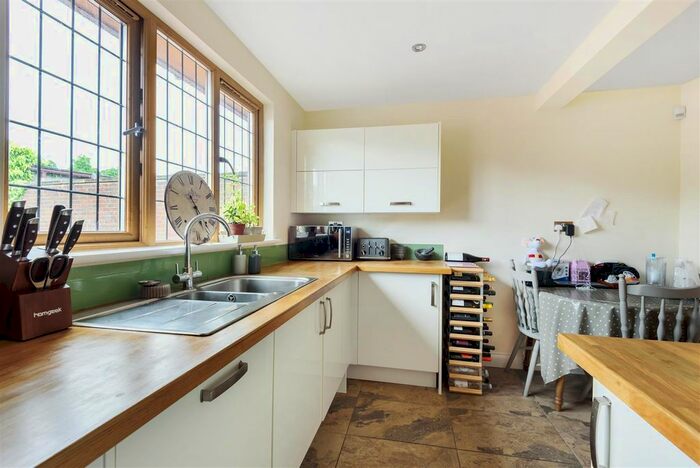 2 Bedroom Flat To Rent In East Street, Farnham, GU9