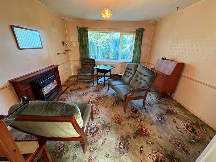 2 Bedroom Semi-Detached Bungalow For Sale In New Park Road, Queensbury, Bradford, BD13