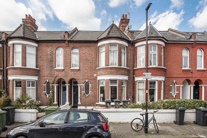 2 Bedroom Flat To Rent In Glenfield Road, London, SW12