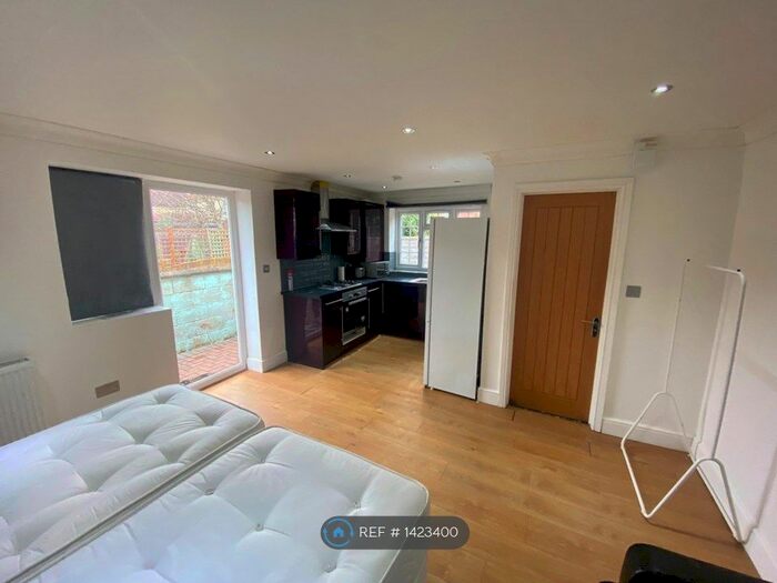 1 Bedroom Bungalow To Rent In Bridge Road, Isleworth, TW7