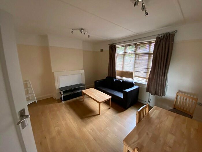 2 Bedroom Flat To Rent In Risborough Close, Muswell Hill, London, N10