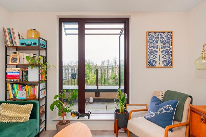 1 Bedroom Flat For Sale In Stonemason Yard, Spike Island, BS1