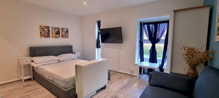 Studio To Rent In Shinners Close, London, SE25