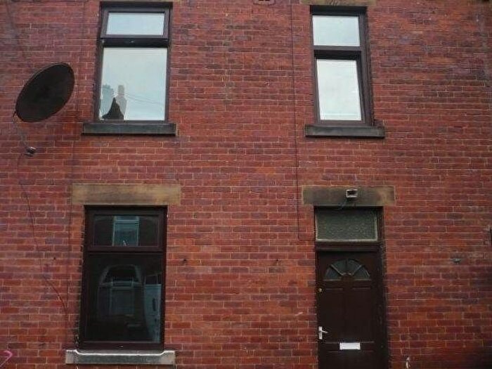 2 Bedroom Property To Rent In Purlwell Lane, Batley, Dewsbury, WF17
