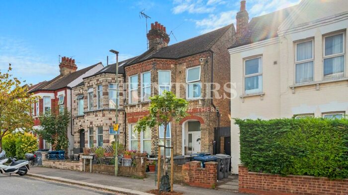 Flat To Rent In Ash Grove, London, NW2