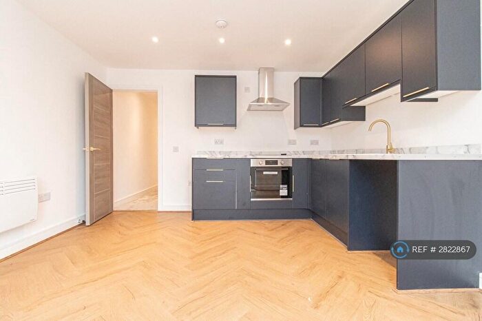 2 Bedroom Flat To Rent In North Road, Cardiff, CF14