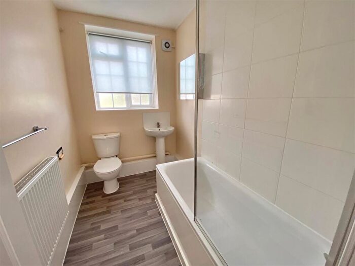 4 Bedroom Apartment To Rent In Avenue Parade, Winchmore Hill, London, N21
