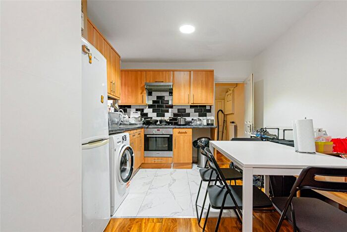 3 Bedroom Flat To Rent In Edgeley Road, Clapham, London, SW4