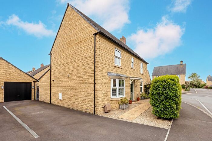 4 Bedroom Detached House For Sale In Elmhurst Way, Carterton, Oxfordshire, OX18