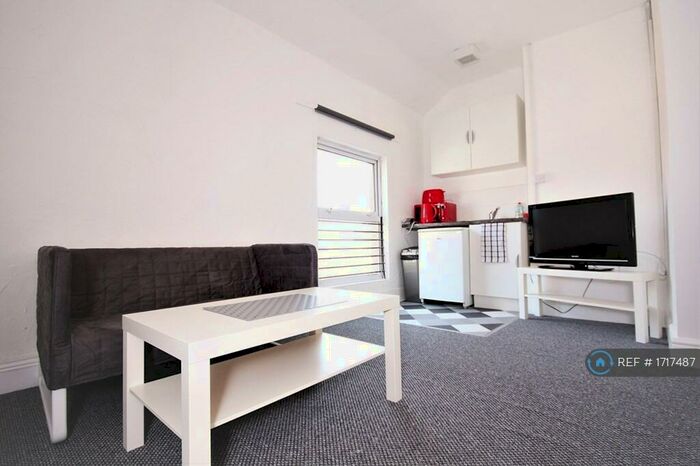 1 Bedroom Flat To Rent In Market Street, Clay Cross, Chesterfield, S45