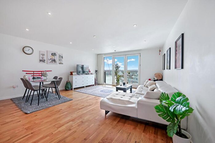 2 Bedroom Flat For Sale In New Providence Wharf, Fairmont Avenue, E14