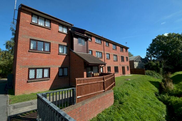 2 Bedroom Flat To Rent In Drum Mead, Petersfield, GU32